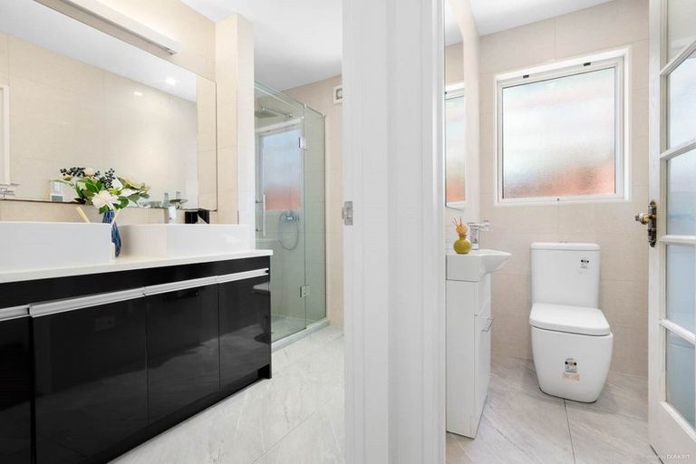 Photo of property in 627 Glenfield Road, Totara Vale, Auckland, 0629