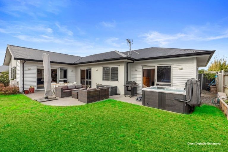 Photo of property in 16 Raiha Street, Papamoa Beach, Papamoa, 3118