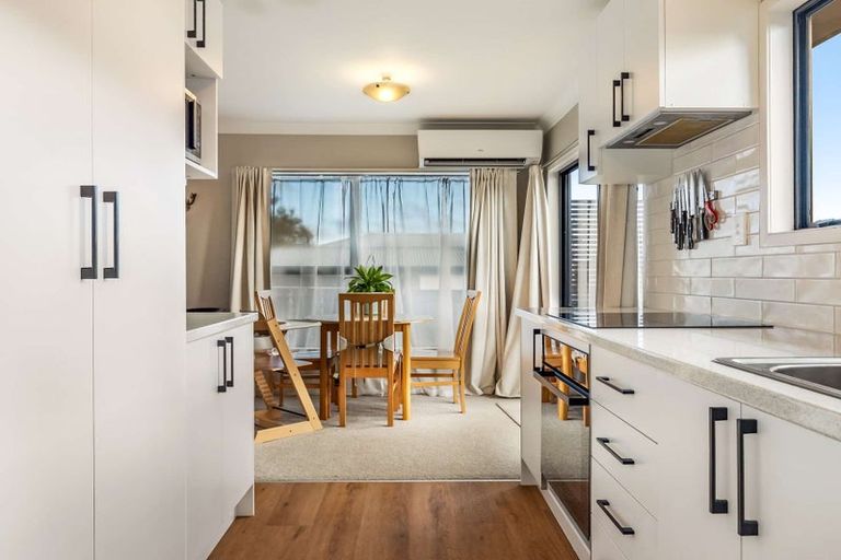 Photo of property in 2 Laura Street, Kelston, Auckland, 0602