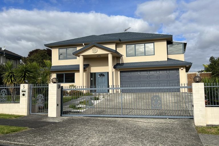 Photo of property in 5 Macadamia Close, Goodwood Heights, Auckland, 2105