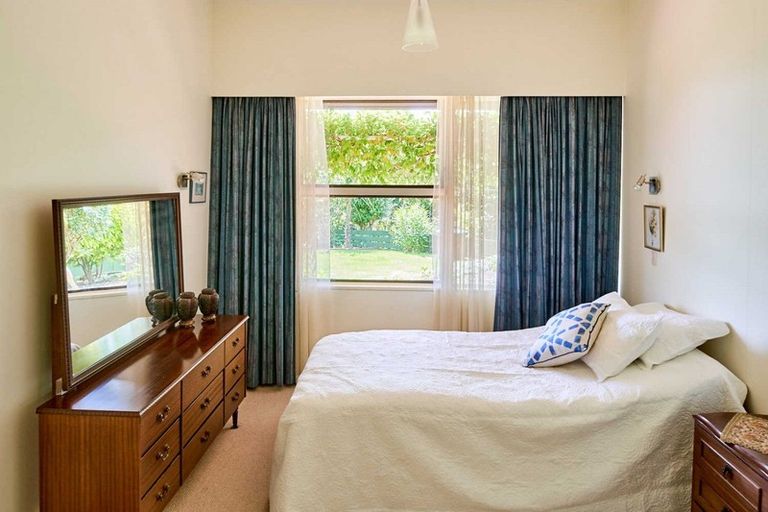 Photo of property in 45 Walter Road, Lowry Bay, Lower Hutt, 5013