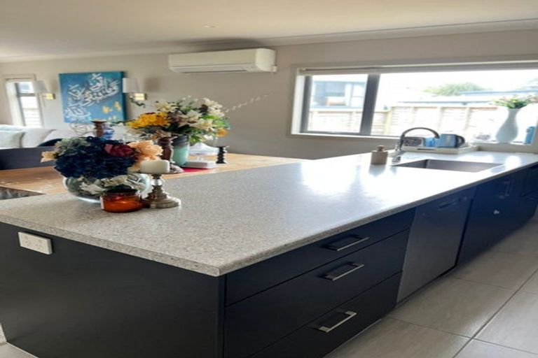 Photo of property in 8 Brindle Way, Newlands, Wellington, 6037