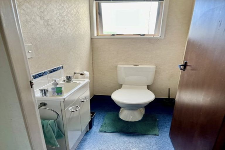 Photo of property in 41 Colchester Crescent, Newlands, Wellington, 6037