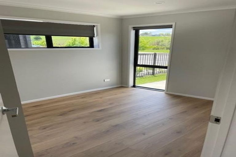 Photo of property in 8 Kumerahou Street, Kumeu, 0810