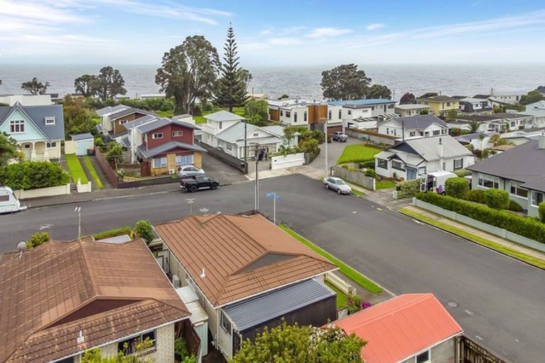 Photo of property in 1/4 French Street, Moturoa, New Plymouth, 4310