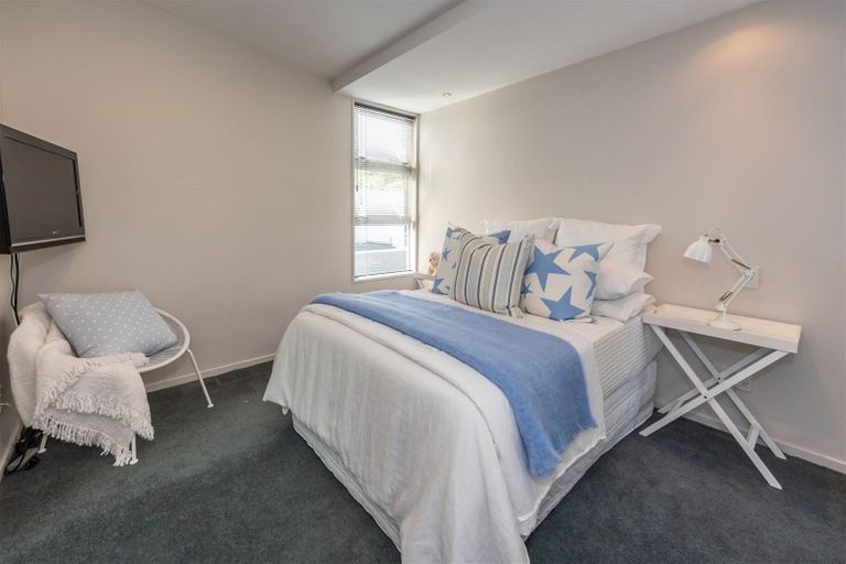 Photo of property in 35 Oakford Close, Riccarton, Christchurch, 8011