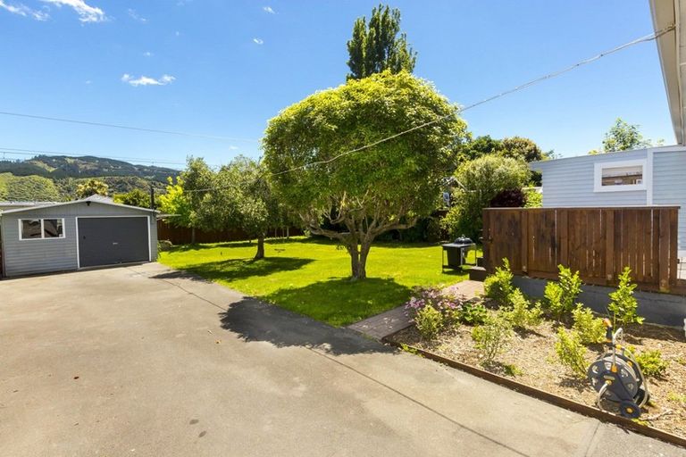 Photo of property in 32 Heretaunga Square, Silverstream, Upper Hutt, 5019