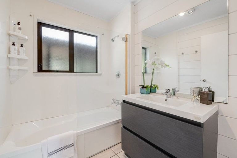 Photo of property in 2/15 Pemberton Avenue, Bayview, Auckland, 0629