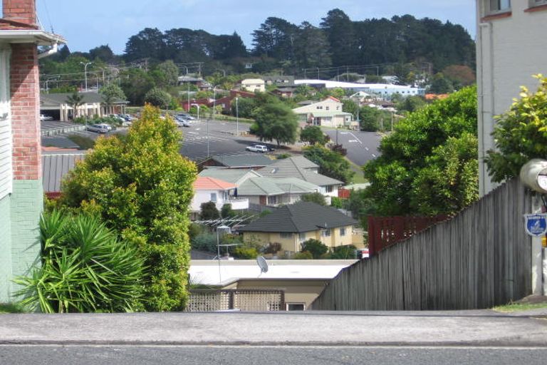 Photo of property in 2/34 Sunset Road, Unsworth Heights, Auckland, 0632