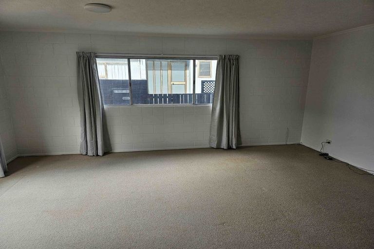 Photo of property in 1/16 Wernham Place, Northcote, Auckland, 0626