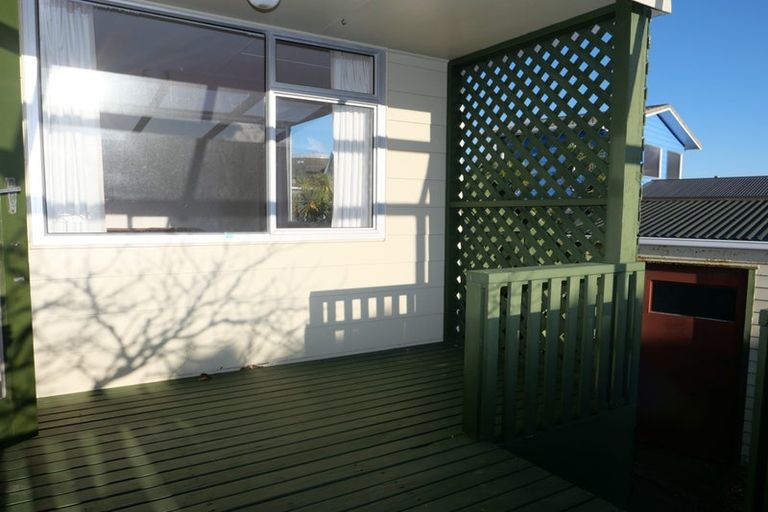 Photo of property in 115 Gloaming Hill, Titahi Bay, Porirua, 5022