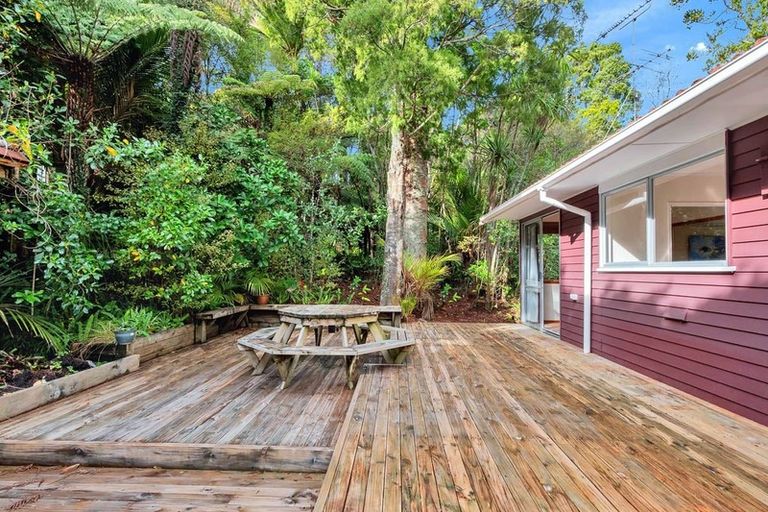 Photo of property in 18 Ngaio Road, Titirangi, Auckland, 0604