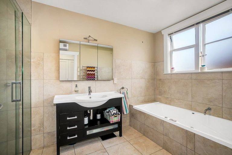 Photo of property in 63 Dignan Street, Point Chevalier, Auckland, 1022