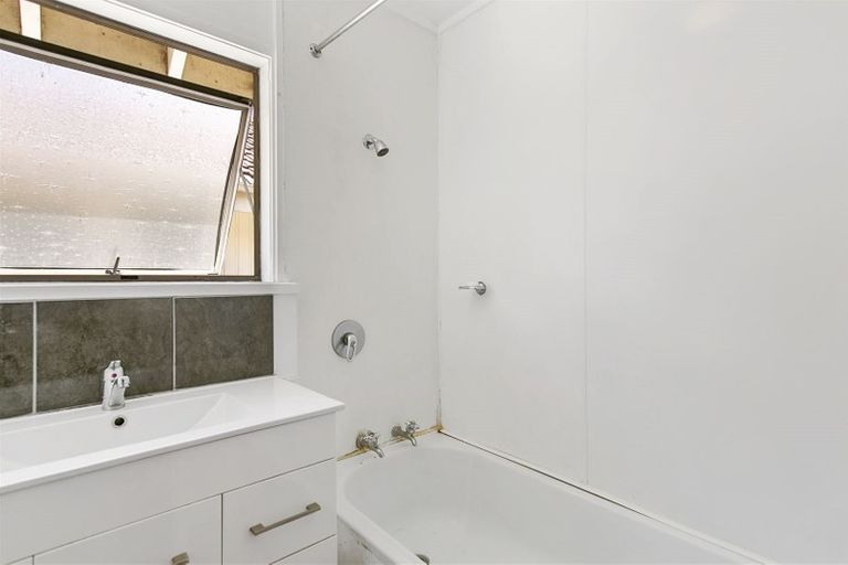 Photo of property in 2/104 Pakuranga Road, Pakuranga, Auckland, 2010