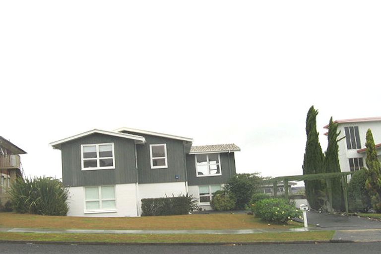 Photo of property in 18 Chelsea View Drive, Chatswood, Auckland, 0626