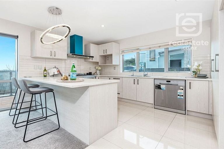 Photo of property in 2 Dhaka Lane, Ranui, Auckland, 0612