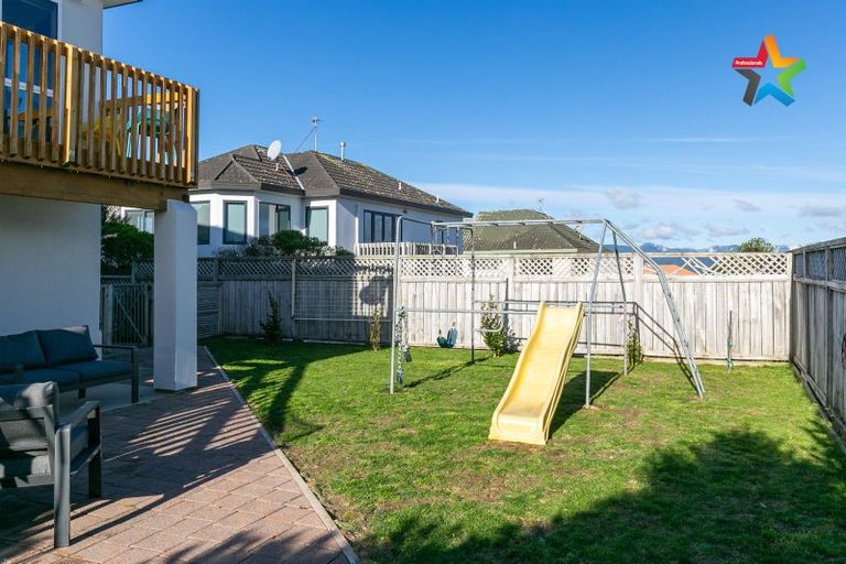 Photo of property in 8 Bennett Grove, Newlands, Wellington, 6037