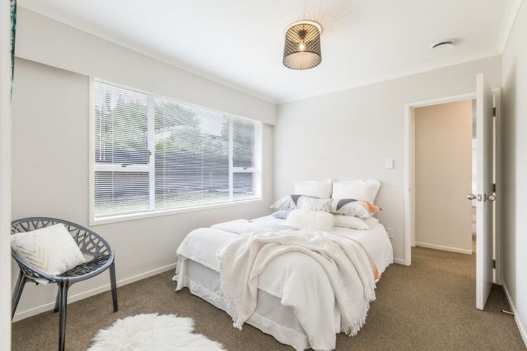 Photo of property in 2/4202a Great North Road, Glendene, Auckland, 0602