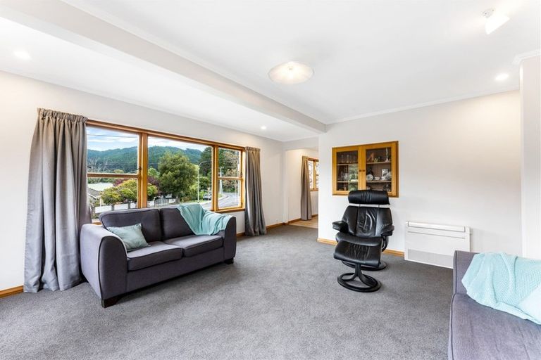 Photo of property in 18 Pinehaven Road, Pinehaven, Upper Hutt, 5019