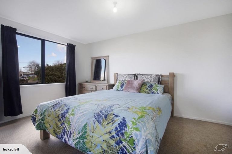 Photo of property in 68 Mountain Road, Henderson Valley, Auckland, 0612