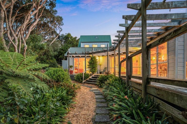 Photo of property in 38 Pacific Parade, Army Bay, Whangaparaoa, 0930