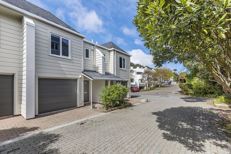 Photo of property in 16 Lawson Place, Mount Victoria, Wellington, 6011