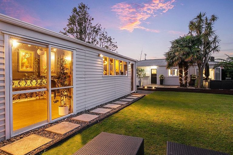 Photo of property in 222 Henderson Valley Road, Henderson, Auckland, 0612