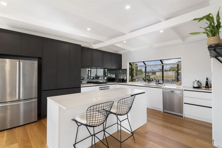 Photo of property in 1/52 Pupuke Road, Hillcrest, Auckland, 0627