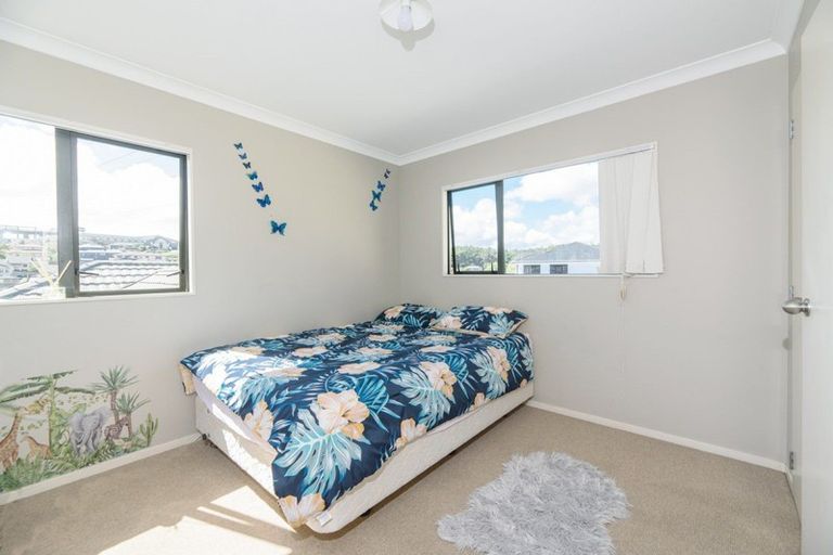 Photo of property in 12 Mediterranean Way, Goodwood Heights, Auckland, 2105