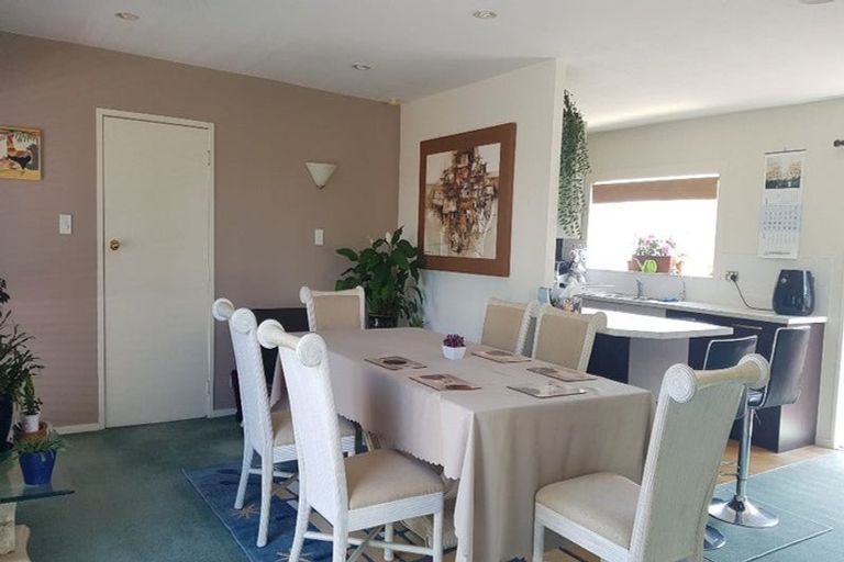 Photo of property in 38 Deverell Place, Northcross, Auckland, 0632