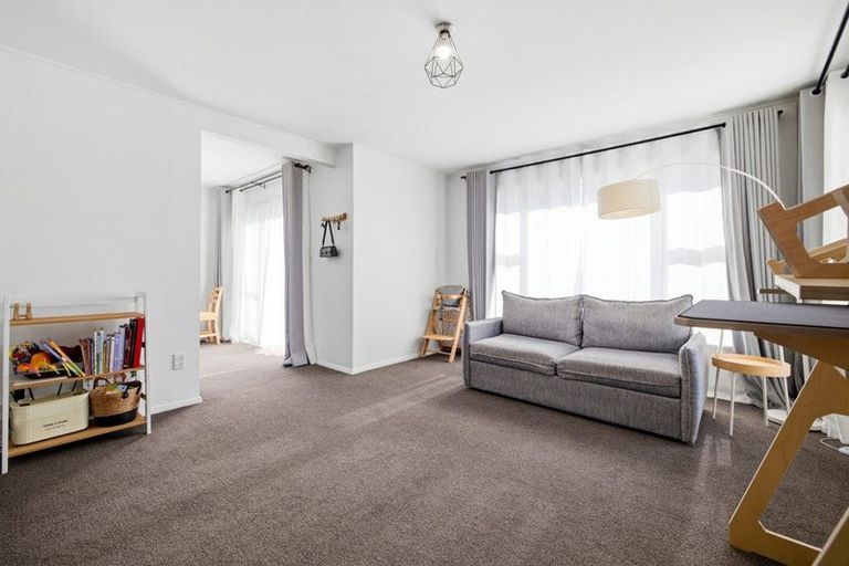 Photo of property in 33 Fovant Street, Russley, Christchurch, 8042