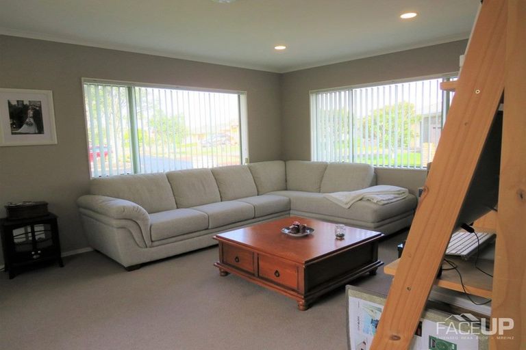 Photo of property in 22 Connemara Court, West Harbour, Auckland, 0618