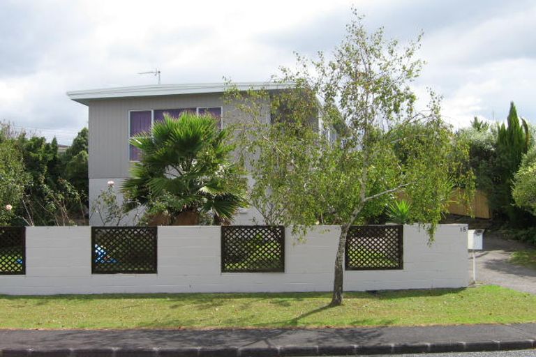 Photo of property in 18 Rosewarne Crescent, Glendene, Auckland, 0602