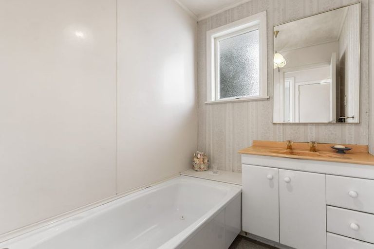 Photo of property in 11 Palmer Avenue, Glen Eden, Auckland, 0602