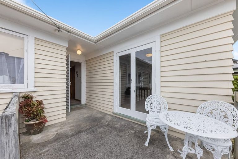 Photo of property in 5 Valron Road, Te Atatu South, Auckland, 0602