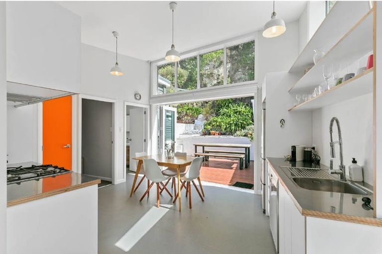 Photo of property in 106 Breaker Bay Road, Breaker Bay, Wellington, 6022