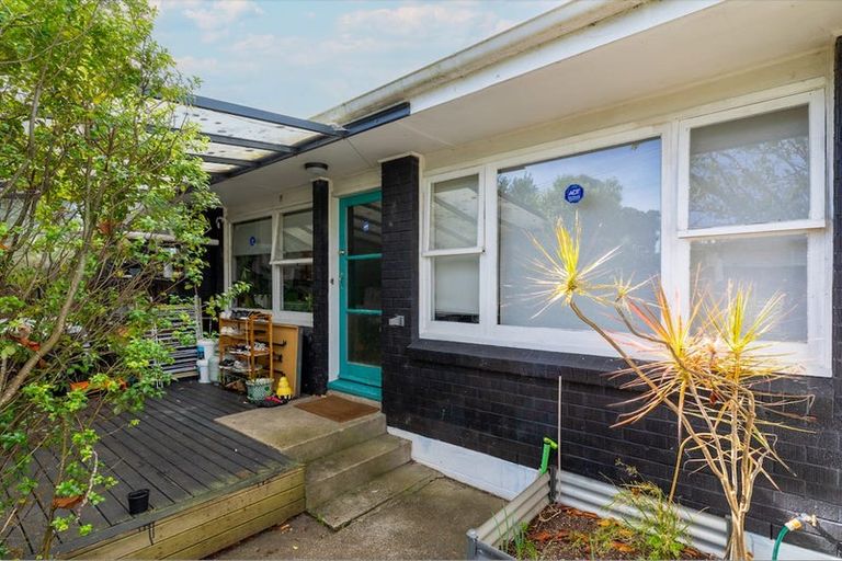 Photo of property in 2/27 Nikau Street, New Lynn, Auckland, 0600