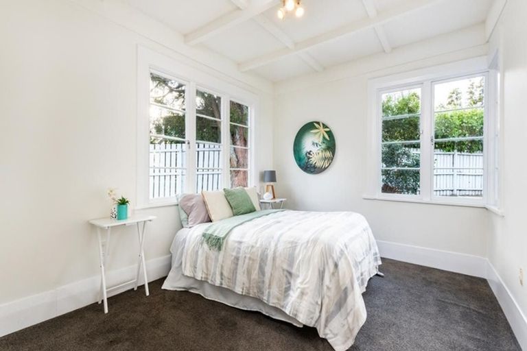 Photo of property in 1 Luckens Road, West Harbour, Auckland, 0618