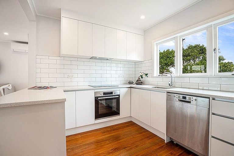 Photo of property in 10 West Lynn Road, Titirangi, Auckland, 0604