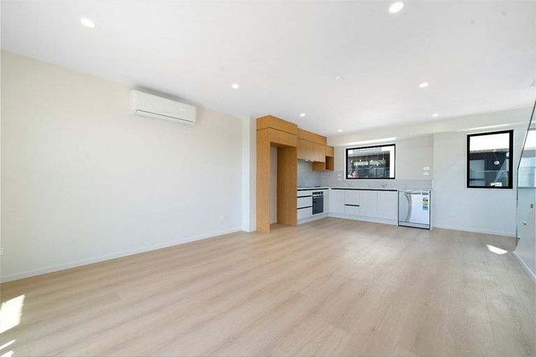 Photo of property in 2/16 Hewlett Road, Massey, Auckland, 0614