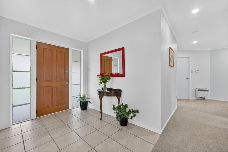 Photo of property in 40 Gillett Place, Botany Downs, Auckland, 2014