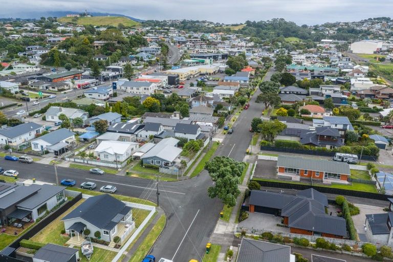 Photo of property in 32 Whiteley Street, Moturoa, New Plymouth, 4310
