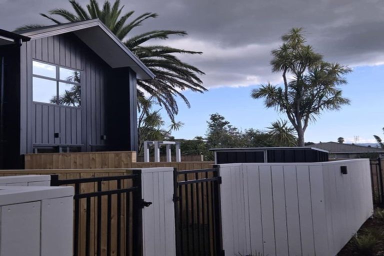 Photo of property in 10/23 Awaroa Road, Sunnyvale, Auckland, 0612