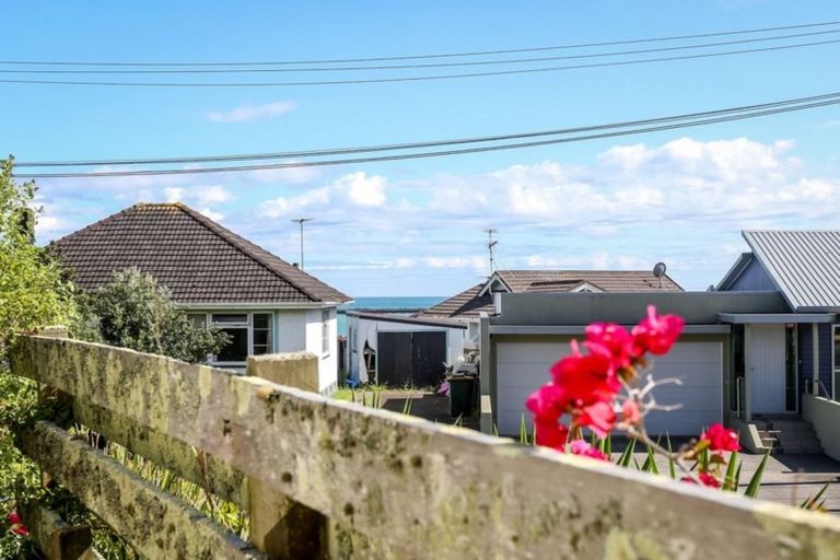 Photo of property in 35 Breakwater Road, Moturoa, New Plymouth, 4310