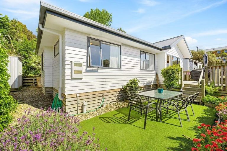 Photo of property in 5 Kemp Road, Massey, Auckland, 0614