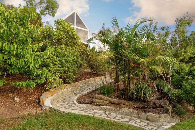 Photo of property in 25 Oakpark Place, West Harbour, Auckland, 0618
