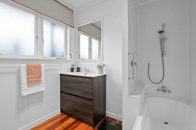 Photo of property in 298 Shakespeare Street, Leamington, Cambridge, 3432