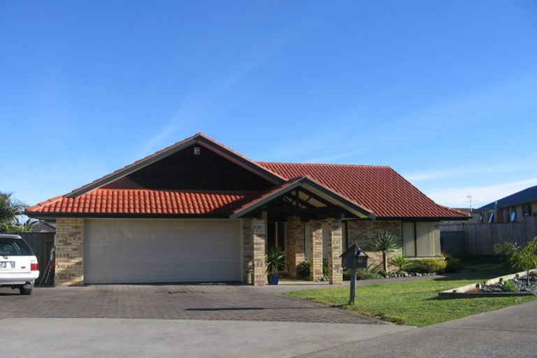 Photo of property in 18 Nephin Place, East Tamaki Heights, Auckland, 2016