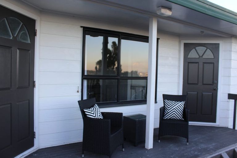 Photo of property in 1/17 Kupari Place, Totara Vale, Auckland, 0629