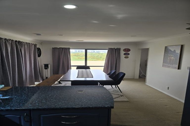 Photo of property in 140 Glanmire Road, Newlands, Wellington, 6037